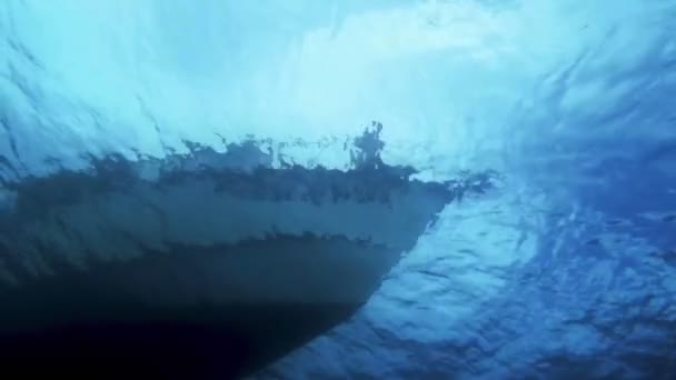 Barco Buceo Visto Desde Debajo Línea Flotación Silueta Contra Cielo — Vídeos de Stock