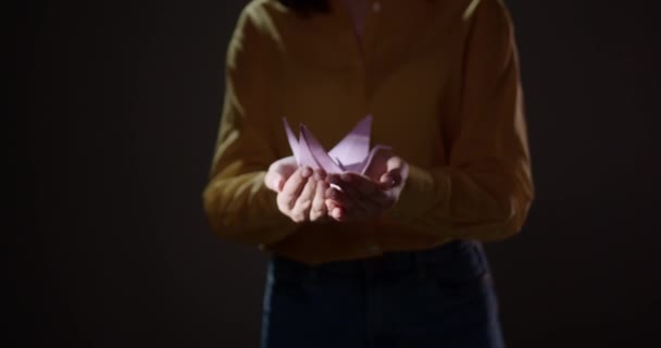 Žena Žlutých Šatech Stojící Tmavé Místnosti Ukazující Ručně Vyrobený Origami — Stock video