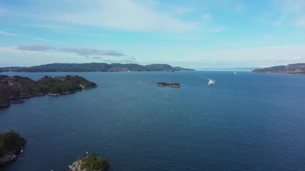Torghatten Ferry Flatoy Nadert Sandvikvaag Met Bjornafjorden Zee Achtergrond Statisch — Stockvideo
