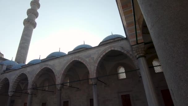 全景映衬蓝天下的苏勒曼涅清真寺庭院拱廊 伊斯坦布尔 — 图库视频影像