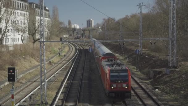 Περπατώντας Μια Γέφυρα Πάνω Από Τους Σιδηροδρόμους Ενώ Περνούν Τρένα — Αρχείο Βίντεο