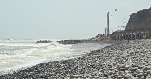 Praia Rocha Arredondada Com Surfistas Sorvete Costa Verde Lima Peru — Vídeo de Stock