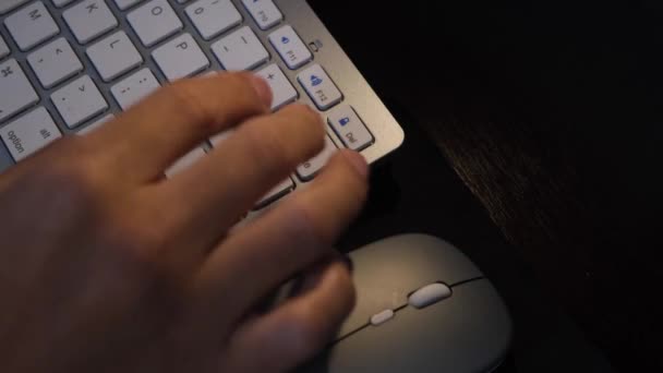Handarbeit Schreibtisch Mit Drahtloser Computermaus Und Tastatur Overhead — Stockvideo