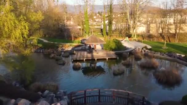 无人机在公园池塘上方向前移动 一天结束 — 图库视频影像