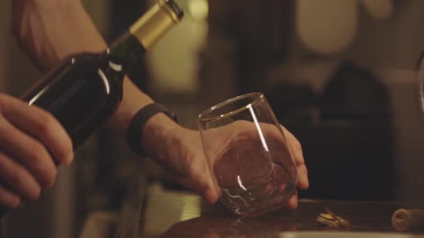 Masaya Yatırıp Kırmızı Şarap Döken Adam Kapat — Stok video