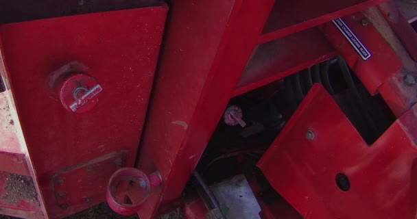 Memeriksa Tingkat Minyak Hidrolik Sebuah Traktor Pertanian Besar Yang Diartikulasikan — Stok Video