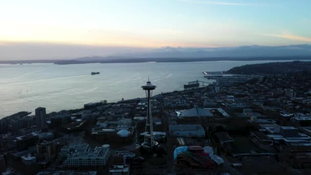 Aerial Pushing Space Needle Puget Sound Sunrise Background — стоковое видео