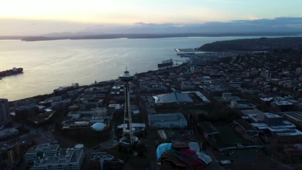 Orbitująca Antena Space Needle Rozległym Widokiem Puget Sound Jako Tło — Wideo stockowe