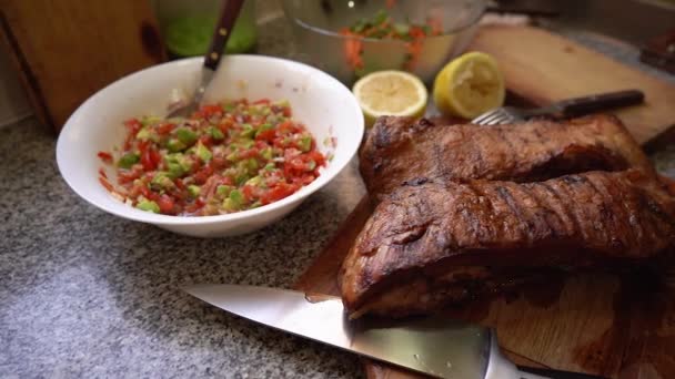 Salada Guacamole Com Deliciosa Carne Assada Pronta Para Servir — Vídeo de Stock