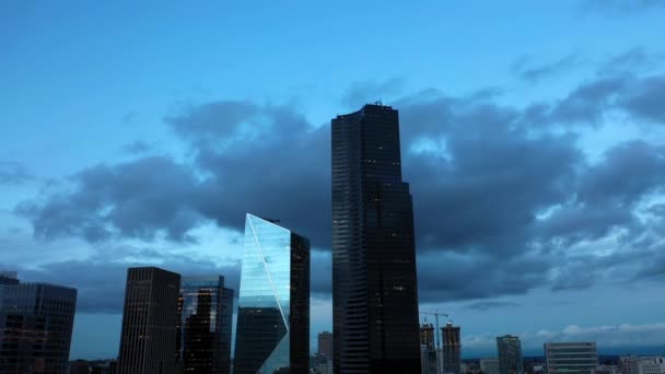 Lowering Aerial Seattle Daunting Columbia Tower Overcast Gloomy Morning — ストック動画