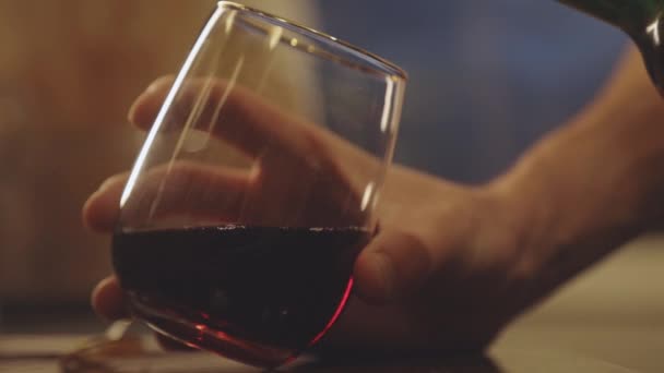 Hombre Sirviendo Vino Tinto Una Copa Cerca — Vídeo de stock