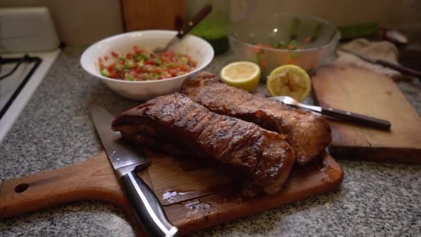 阿根廷烧烤 随时准备与沙拉一起食用 — 图库视频影像