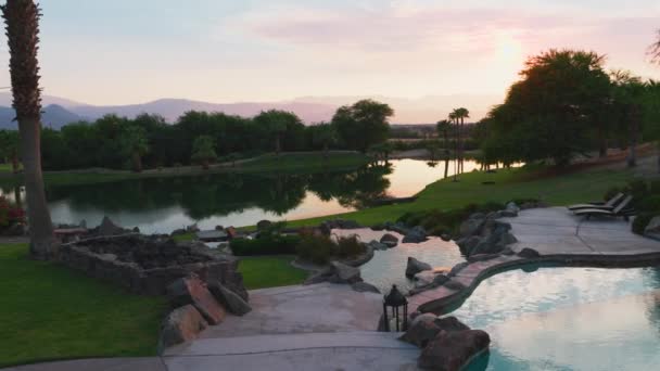 Panoramablick auf Luxusvilla bei Sonnenuntergang über dem Tal mit unendlichem privatem Pool in Palm Springs berühmtes Reiseziel in Südkalifornien