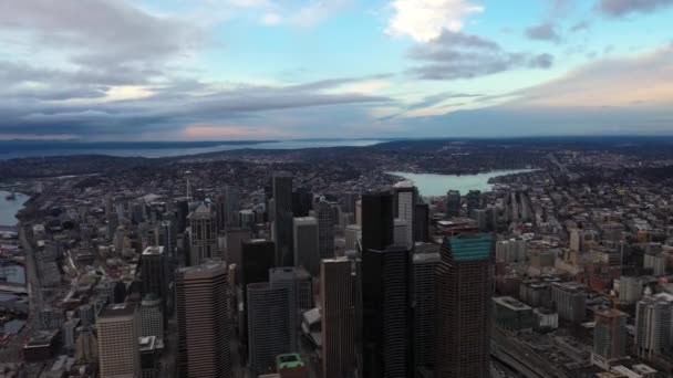 遠くにユニオン湖とシアトルの高層ビルの超広い空の視点 — ストック動画