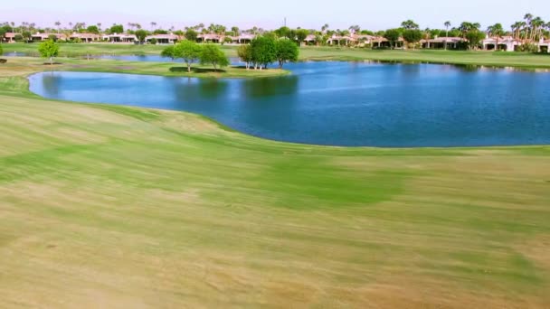 Dron Letící Nad Golfovým Hřištěm Jezerem Palm Springs — Stock video