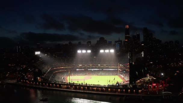 夜間の背景にダウンタウンサンフランシスコとOracle Parkの空中パンニングショット — ストック動画