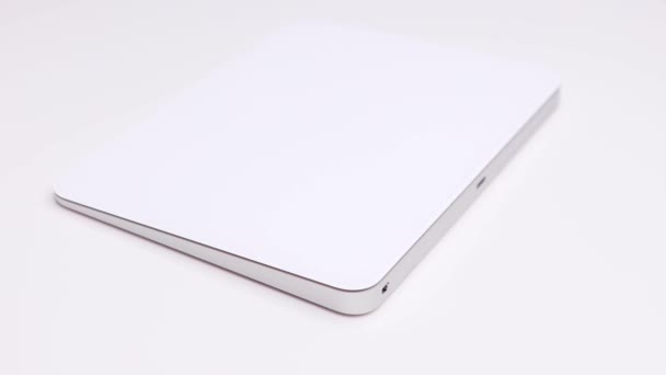 Κομψό Αναζητούν Περιστρεφόμενο Λευκό Apple Μαγικό Trackpad Μεγάλη Επιφάνεια Αφής — Αρχείο Βίντεο
