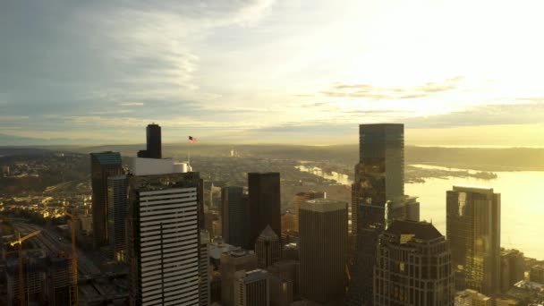 Aerial Seattle Skyscrapers Bright Sunrise American Flag Flying Top Prominent — стоковое видео