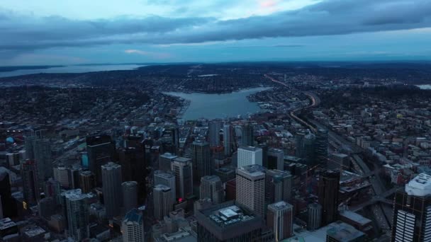 Bedrohliche Antenne Von Seattle Lake Union Umgeben Von Wolkenkratzern — Stockvideo