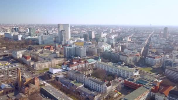 Drönare Flygning Över Campus För Tekniska Universitetet Berlin Med Utsikt — Stockvideo