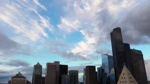 Verlaagde Antenne Van Seattle Smith Tower Met Blauwe Luchten Wijle — Stockvideo