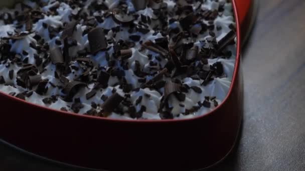 Kalp Şeklinde Kremalı Banoffee Pastası Doğranmış Çikolata Yukarıdan Kaydırmalı Çekim — Stok video