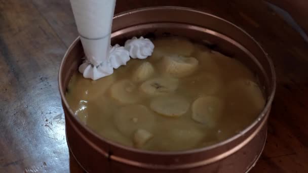 Piping Whipped Cream Top Banoffee Cake Banana Slices Close — Vídeo de Stock