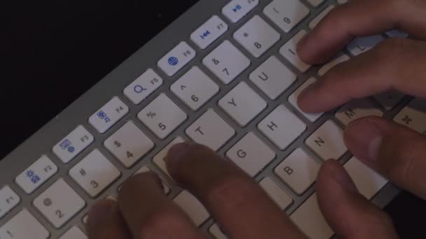 Eller Kablosuz Bilgisayar Klavyesinde Yazıyor Kapat — Stok video