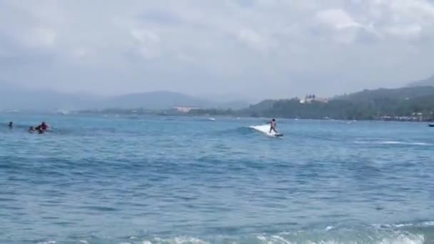 Aziatische Surfer Rides Wave Balancing Surfboard Zee Breed Volgschot — Stockvideo