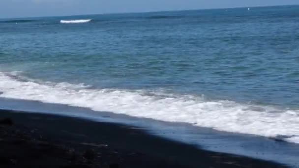 夏にはビーチで波が打ち寄せる — ストック動画