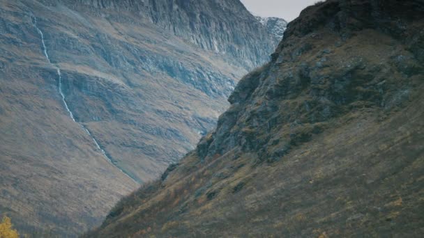 Vasta Valle Con Montagne Torreggianti Entrambi Lati Cascate Che Tagliano — Video Stock