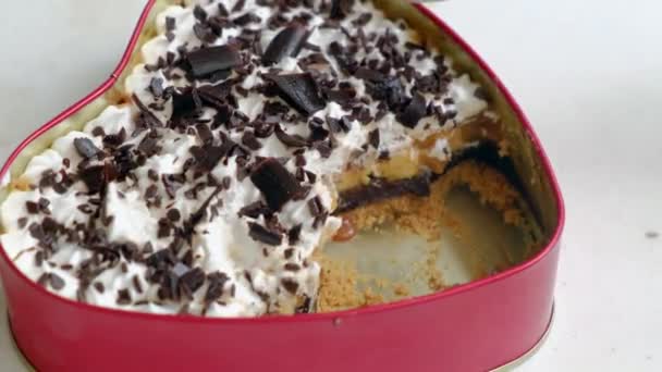 Mangiare Dolce Torta Banoffee Contenitore Forma Cuore Vicino — Video Stock