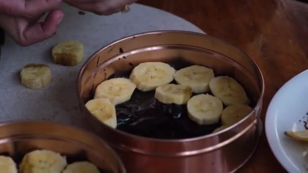 Baker Placing Slices Ripe Bananas Top Banoffee Pie Mixture Tin — Wideo stockowe