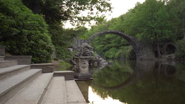 Rakotzbrucke Devil Bridge Σχηματίζοντας Έναν Τέλειο Κύκλο Την Αντανάκλαση Στο — Αρχείο Βίντεο
