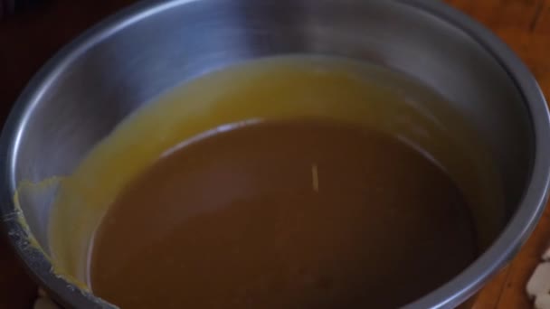 Mexendo Xarope Caramelo Para Torta Banoffee Perto — Vídeo de Stock