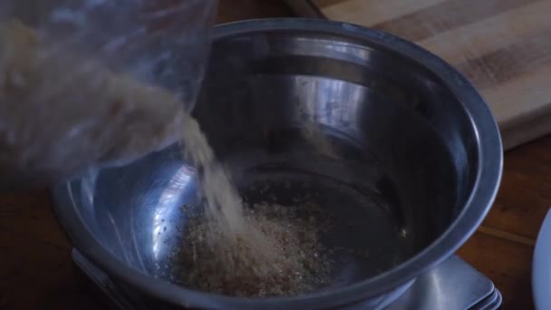 Wlewając Brązowy Cukier Stainless Bowl Pieczenia Zbliżenie — Wideo stockowe