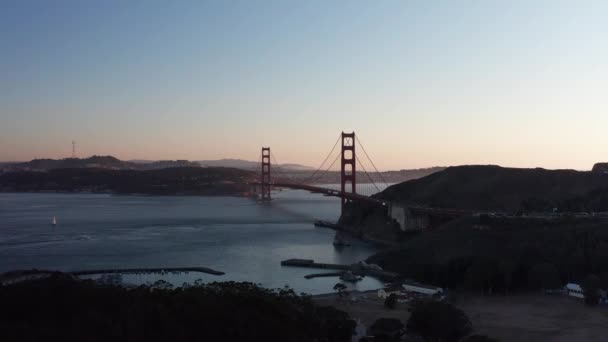 Panning Tiro Aéreo Ponte Golden Gate Hora Ouro Dia Claro — Vídeo de Stock