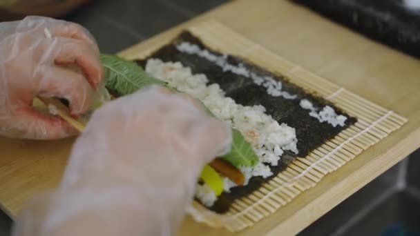 Jak Udělat Korejské Jídlo Tuňák Gimbap Rolling Kimbap Bambus Mat — Stock video