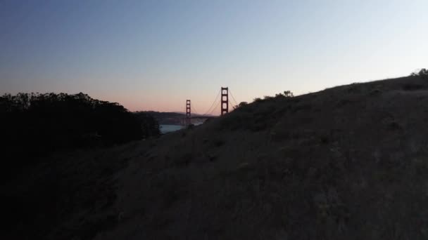 Aerial Flyover Hillside Reveal Golden Gate Bridge Golden Hour Clear — стоковое видео