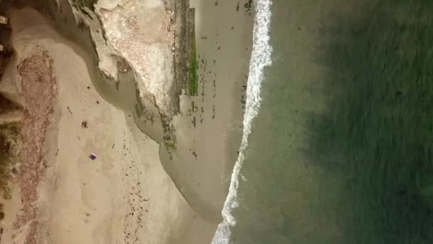 Playa Arriba Hacia Abajo Drone Tiro — Vídeo de stock