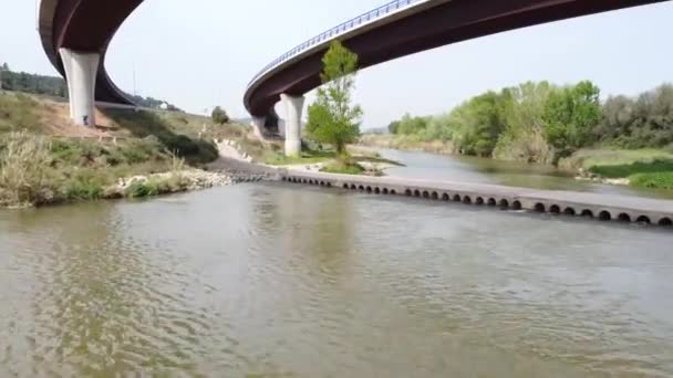 Powietrze Nisko Latające Wzdłuż Rzeki Llobregat Pod Drogą Flyover Katalonii — Wideo stockowe