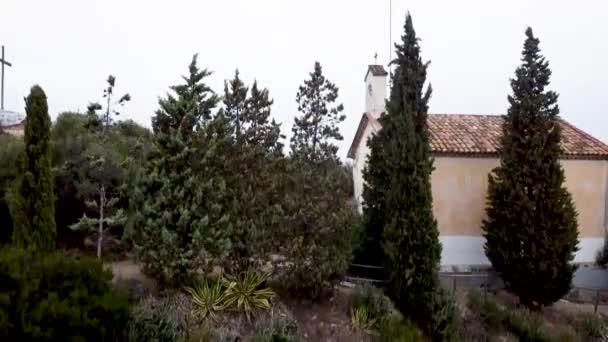 Castellbisbal Manzarası Ortaya Çıkarmak Için Ağaçların Üzerinden Yükselen Hava Yaya — Stok video