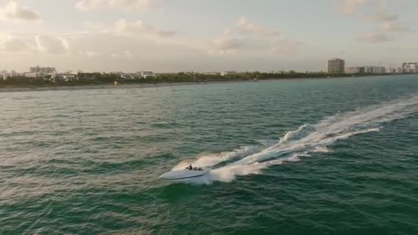 Luchttransport Van Mensen Een Motorboot Zeilen Turquoise Zee Miami Beach — Stockvideo
