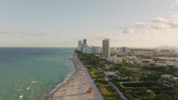 Aerial Trucking People Relaxing Sand Shore Turquoise Sea Miami Beach — Stock Video