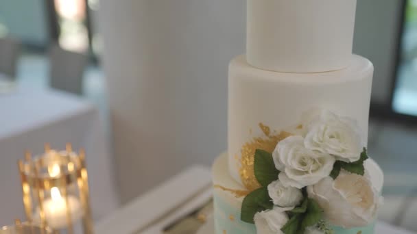 Handheld Three Layer Wedding Cake Flowers Dinning Tables Decorated Golden — Video