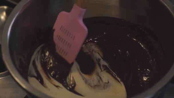 Het Toevoegen Van Heavy Cream Caramel Mixture Tijdens Het Roeren — Stockvideo
