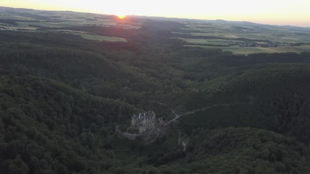 Εναέρια Παράλλαξη Ειδυλλιακού Κάστρου Eltz Κρυμμένο Μεταξύ Λόφων Που Καλύπτονται — Αρχείο Βίντεο