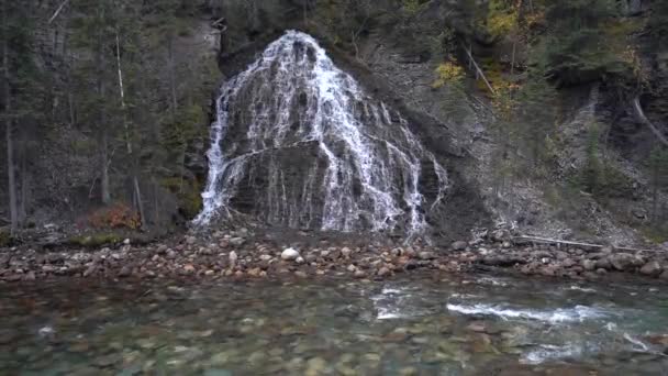マレーニュ川と渓谷 ジャスパー国立公園 カナダの秋の季節の自然のままの滝 — ストック動画