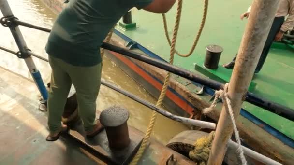 Homem Barco Está Atracando Ferry Para Molhe Enquanto Pessoas Descem — Vídeo de Stock