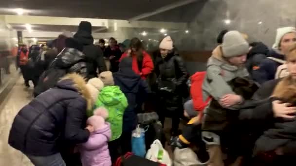 Refugiados Guerra Ucranianos Refugian Estación Metro Mientras Esperan Tren Libertad — Vídeos de Stock